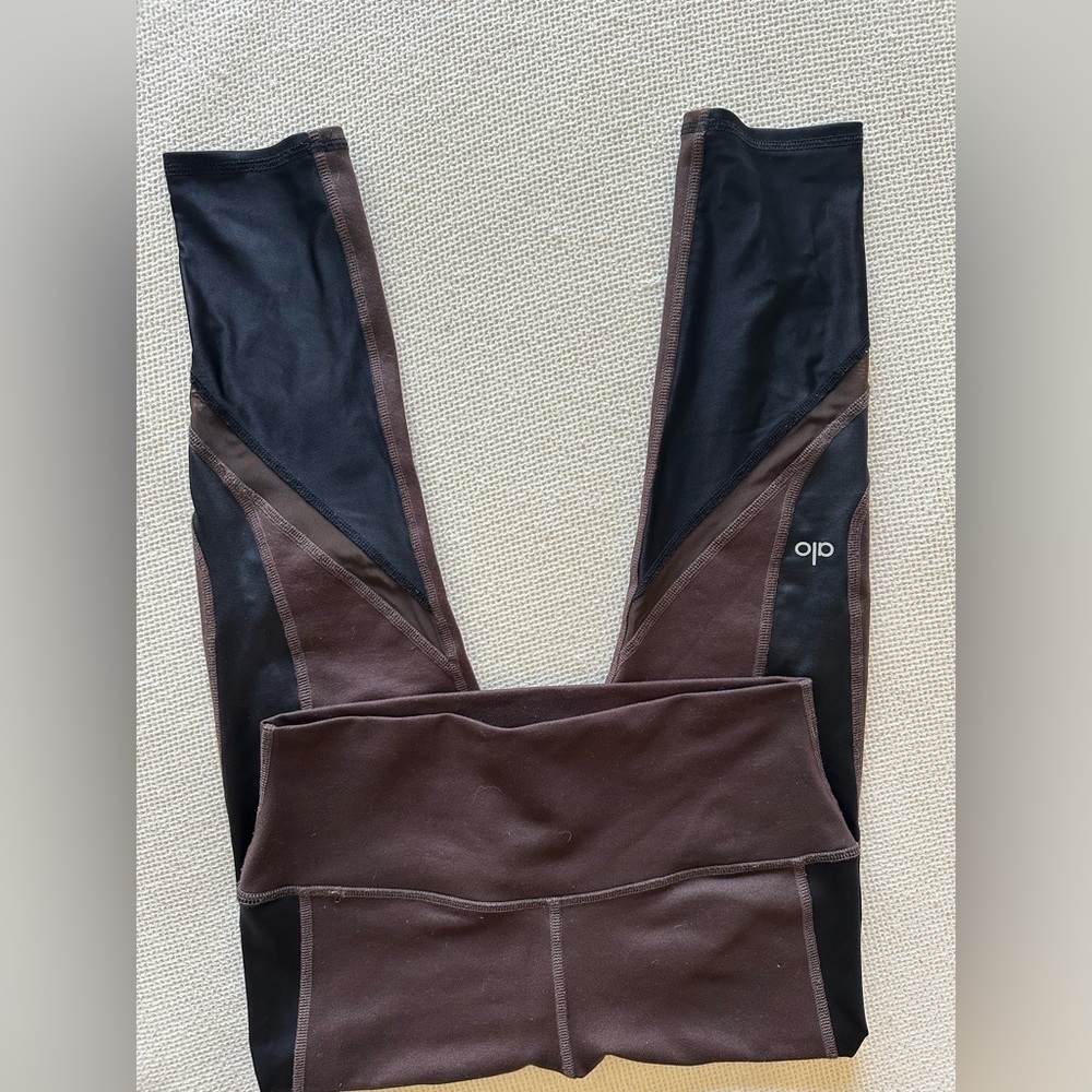 ALO Yoga Dark Brown‎ Black Leggings